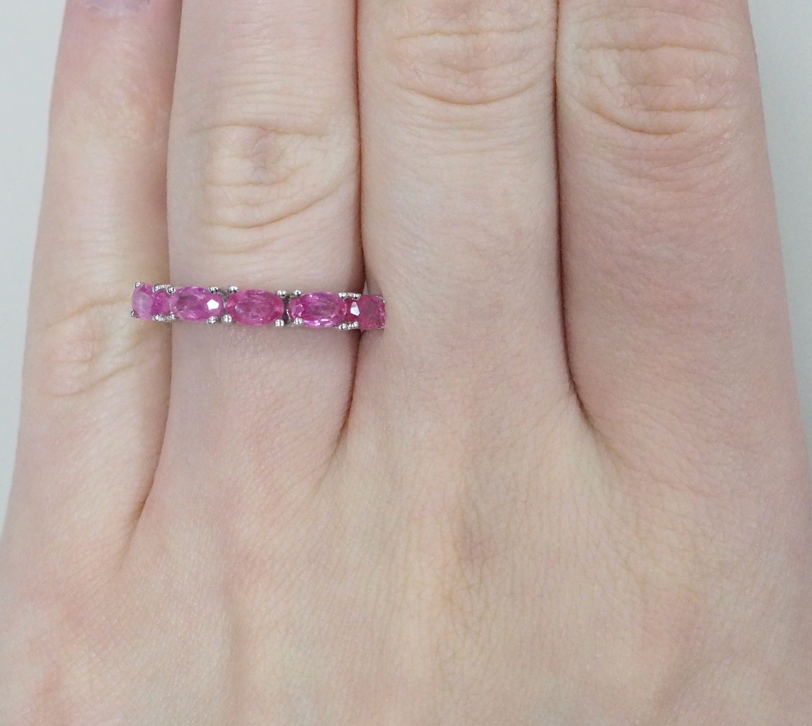 Серебряное кольцо с розовыми сапфирами